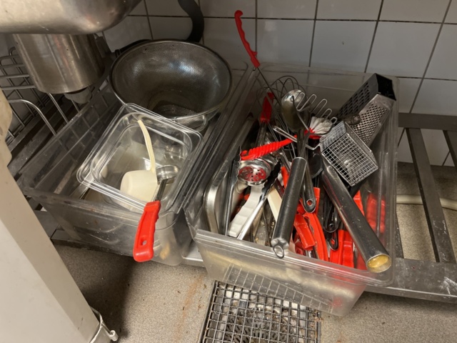 1057388-8 Various commercial kitchen utensils (trays, canteens, troughs, pans, etc.).