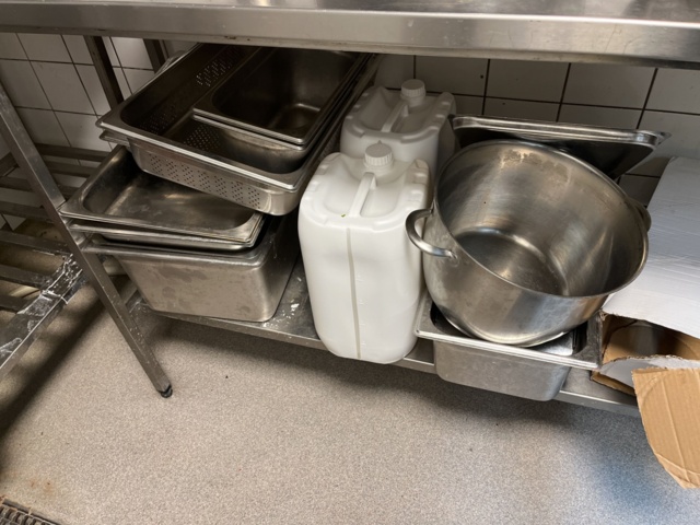 1057388-9 Various commercial kitchen utensils (trays, canteens, troughs, pans, etc.).
