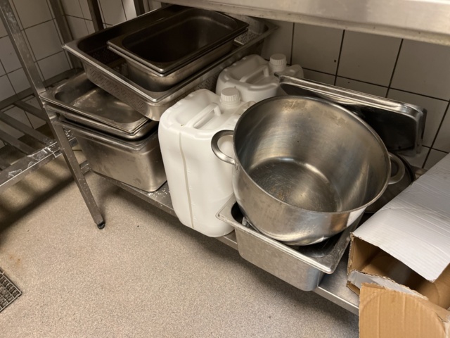 1057388-10 Various commercial kitchen utensils (trays, canteens, troughs, pans, etc.).