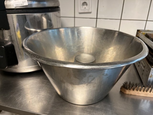 1057388-11 Various commercial kitchen utensils (trays, canteens, troughs, pans, etc.).