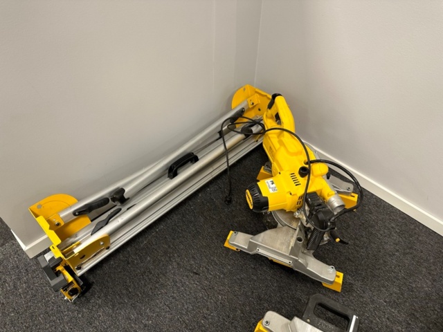 1071532-1 Miter saw and bench saw DeWalt DWS777-QS and DE7033-XJ