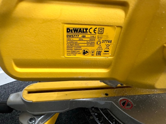 1071532-2 Miter saw and bench saw DeWalt DWS777-QS and DE7033-XJ