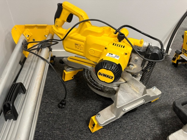 1071532-3 Miter saw and bench saw DeWalt DWS777-QS and DE7033-XJ