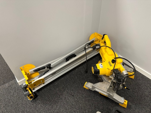 1071532-4 Miter saw and bench saw DeWalt DWS777-QS and DE7033-XJ