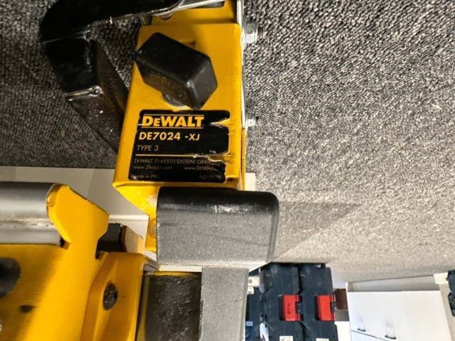 1071532-6 Miter saw and bench saw DeWalt DWS777-QS and DE7033-XJ