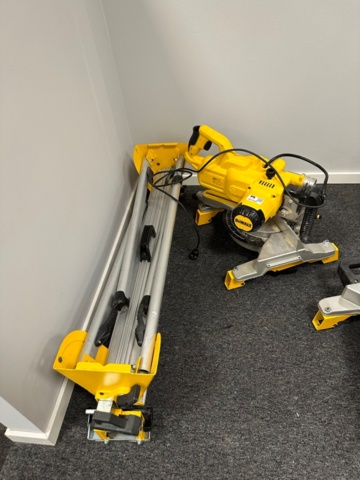 1071532-7 Miter saw and bench saw DeWalt DWS777-QS and DE7033-XJ