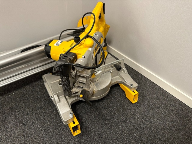 1071532-8 Miter saw and bench saw DeWalt DWS777-QS and DE7033-XJ