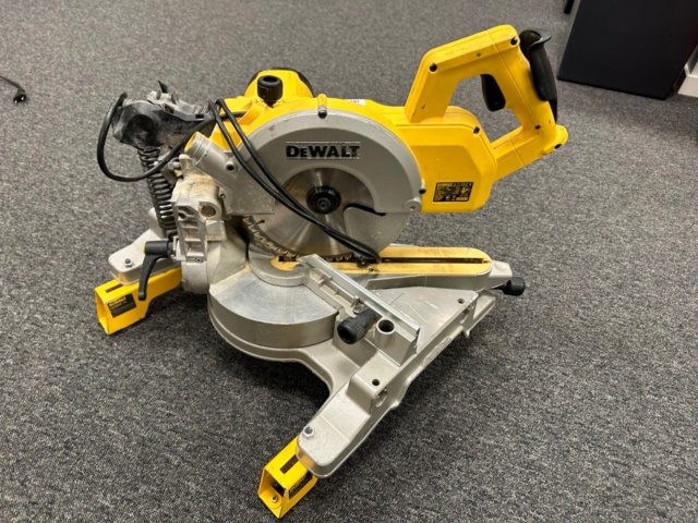 1071567-3 Miter saw DeWalt DW777-QS