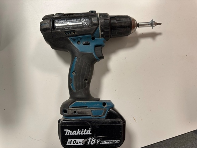 1071507-3 Borrskruvdragare Makita DDF482 inkl laddare och 2 batterier