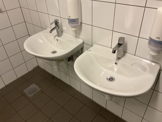 1061599-2 5 Washbasin IFÖ with single-lever mixer