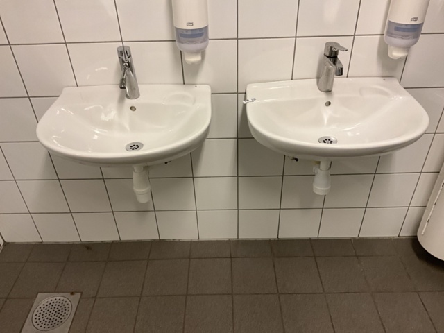 1061599-7 5 Washbasin IFÖ with single-lever mixer