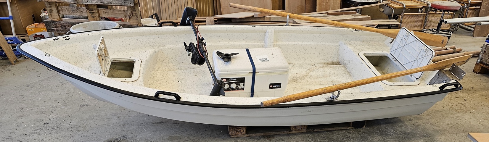 1099206-1 Plastic boat including oars and outboard Flade marine F 3