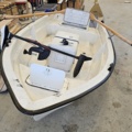 1099206-2 Plastic boat including oars and outboard Flade marine F 3