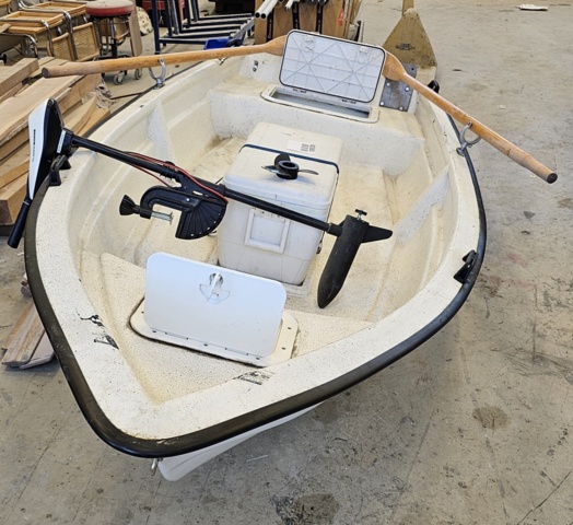 1099206-2 Plastic boat including oars and outboard Flade marine F 3