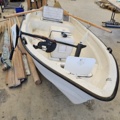 1099206-3 Plastic boat including oars and outboard Flade marine F 3