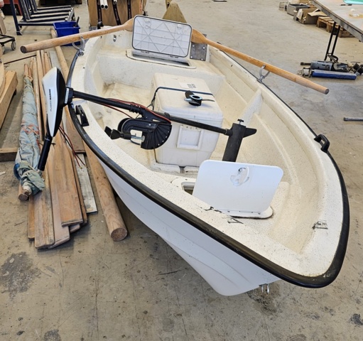 1099206-3 Plastic boat including oars and outboard Flade marine F 3