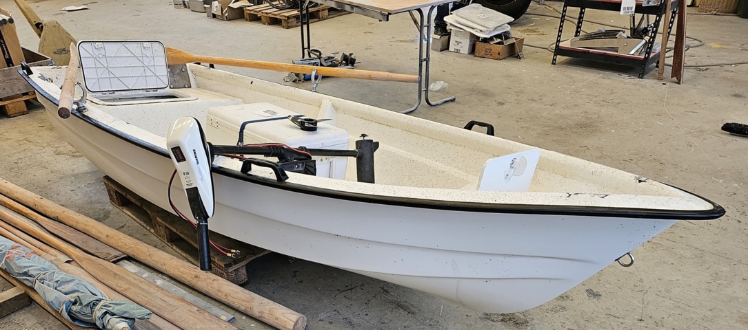 1099206-4 Plastic boat including oars and outboard Flade marine F 3