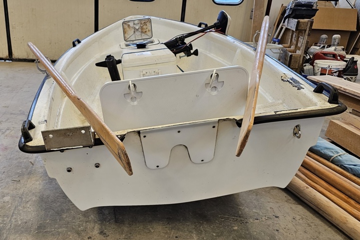 1099206-5 Plastic boat including oars and outboard Flade marine F 3
