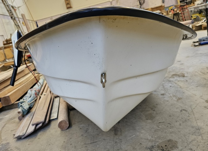 1099206-7 Plastic boat including oars and outboard Flade marine F 3