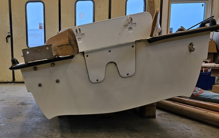 1099206-8 Plastic boat including oars and outboard Flade marine F 3