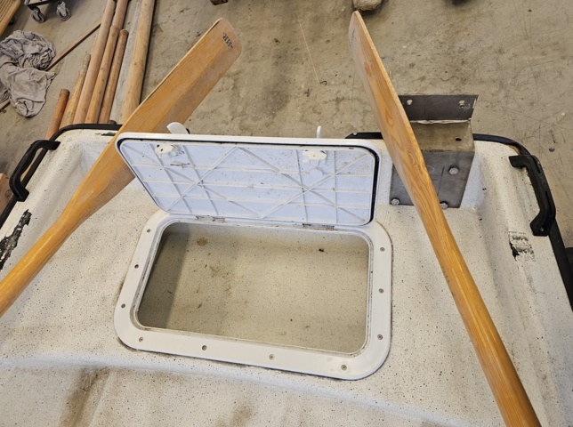 1099206-9 Plastic boat including oars and outboard Flade marine F 3