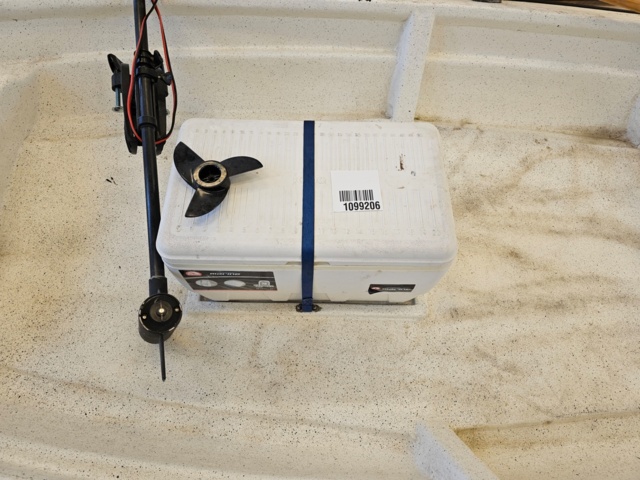 1099206-10 Plastic boat including oars and outboard Flade marine F 3