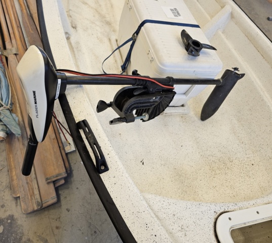 1099206-12 Plastic boat including oars and outboard Flade marine F 3