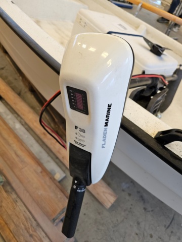 1099206-13 Plastic boat including oars and outboard Flade marine F 3