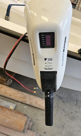 1099206-14 Plastic boat including oars and outboard Flade marine F 3