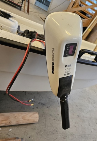 1099206-15 Plastic boat including oars and outboard Flade marine F 3