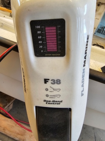 1099206-16 Plastic boat including oars and outboard Flade marine F 3