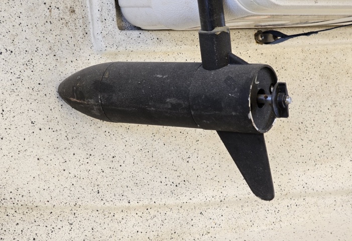 1099206-20 Plastic boat including oars and outboard Flade marine F 3