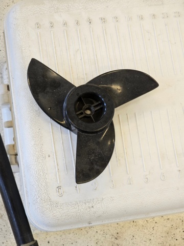 1099206-21 Plastic boat including oars and outboard Flade marine F 3