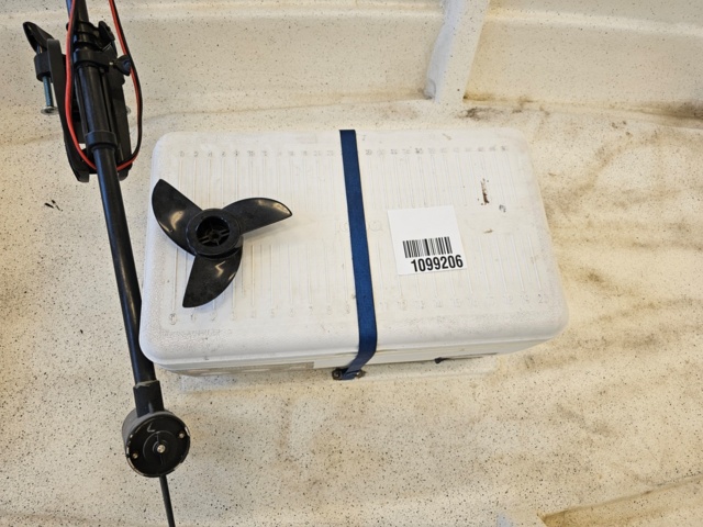 1099206-23 Plastic boat including oars and outboard Flade marine F 3