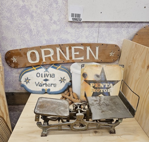 1099232-1 Gjutjärnsvåg från Jönköpings vågfabrik, emaljskylt Pentamotor, spann med ek tappar, skyltar