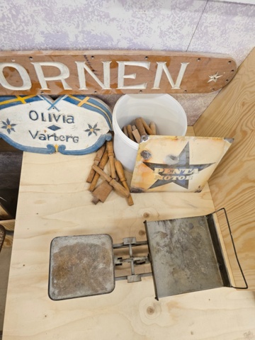 1099232-2 Gjutjärnsvåg från Jönköpings vågfabrik, emaljskylt Pentamotor, spann med ek tappar, skyltar