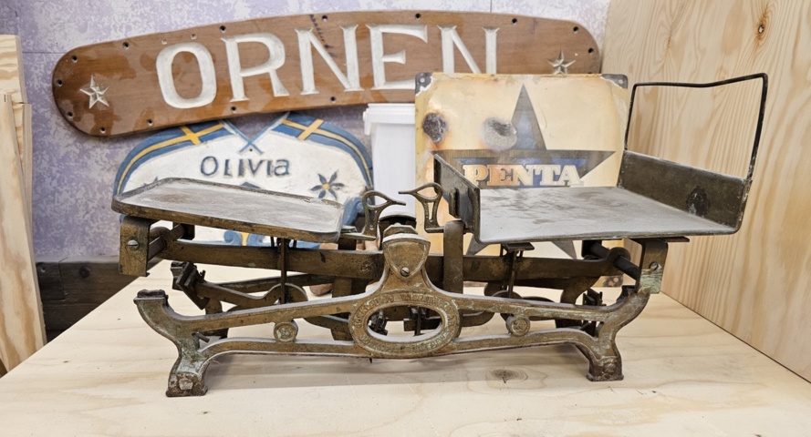 1099232-3 Gjutjärnsvåg från Jönköpings vågfabrik, emaljskylt Pentamotor, spann med ek tappar, skyltar