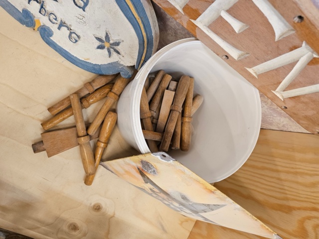 1099232-4 Gjutjärnsvåg från Jönköpings vågfabrik, emaljskylt Pentamotor, spann med ek tappar, skyltar