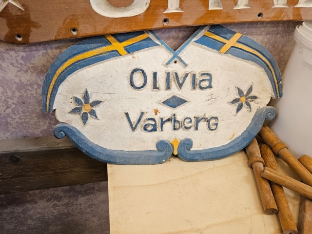 1099232-5 Gjutjärnsvåg från Jönköpings vågfabrik, emaljskylt Pentamotor, spann med ek tappar, skyltar