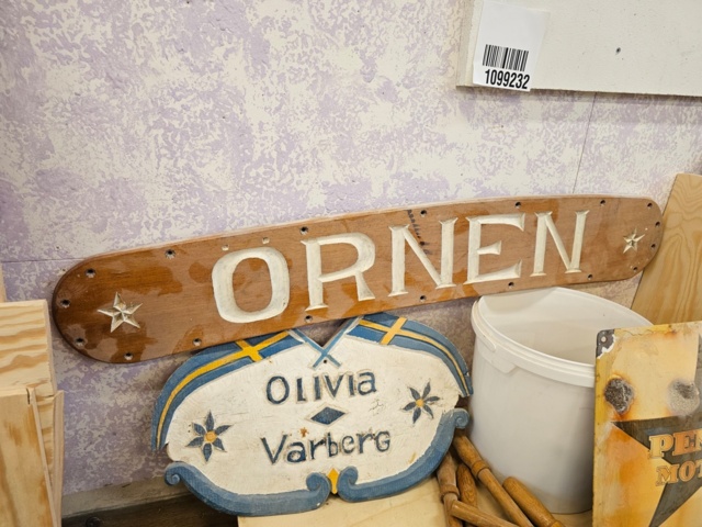 1099232-6 Gjutjärnsvåg från Jönköpings vågfabrik, emaljskylt Pentamotor, spann med ek tappar, skyltar