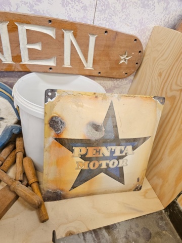 1099232-7 Gjutjärnsvåg från Jönköpings vågfabrik, emaljskylt Pentamotor, spann med ek tappar, skyltar