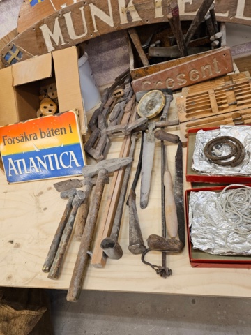 1099243-2 Tools and objects for older boat building