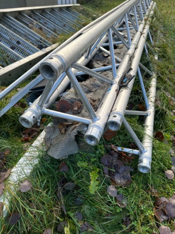 1064857-6 Stage trusses with angles - Global truss