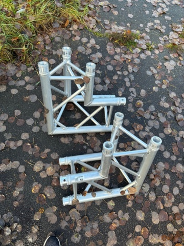 1064857-8 Stage trusses with angles - Global truss