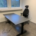 993374-1 Office furniture: Electric raise/lower desk LANAB, ergonomic office chair Malmstolen