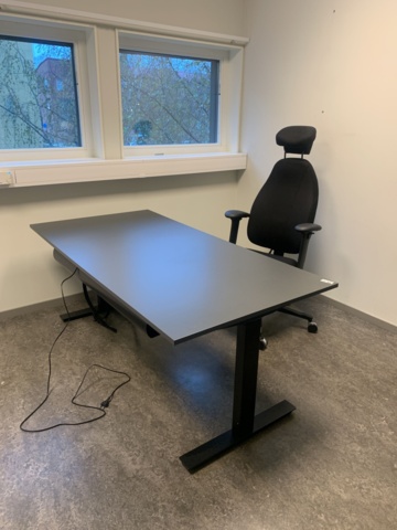 993374-1 Office furniture: Electric raise/lower desk LANAB, ergonomic office chair Malmstolen