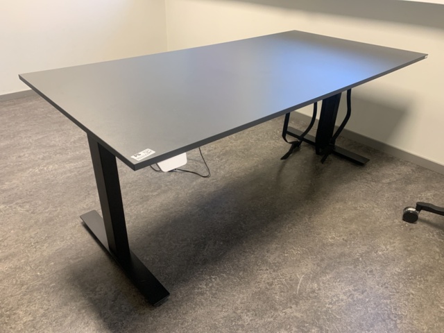 993374-2 Office furniture: Electric raise/lower desk LANAB, ergonomic office chair Malmstolen