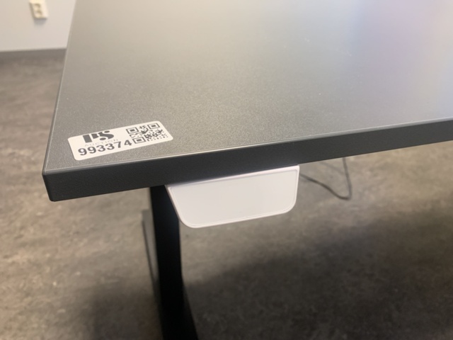993374-3 Office furniture: Electric raise/lower desk LANAB, ergonomic office chair Malmstolen