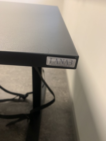 993374-4 Office furniture: Electric raise/lower desk LANAB, ergonomic office chair Malmstolen