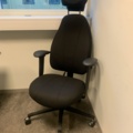 993374-5 Office furniture: Electric raise/lower desk LANAB, ergonomic office chair Malmstolen